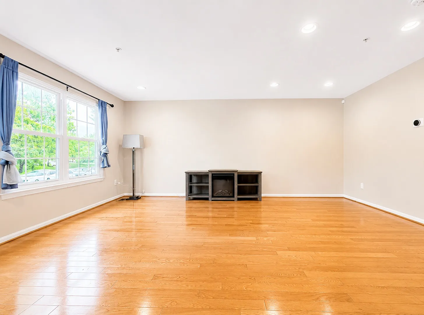 3 bed, 2.5 bath, 1820 sqft, $2,500 — Photo 1