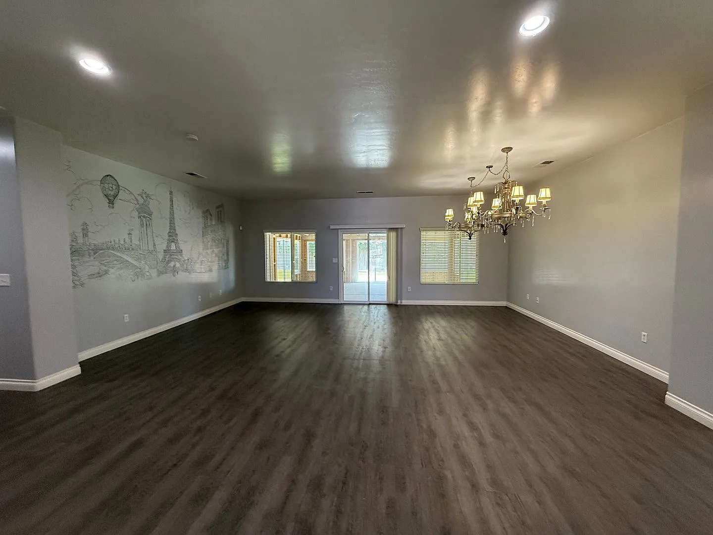 Beautiful 4 Bedroom, 3 Bathroom Home with Enclosed Patio & Stunning Backyard — Photo 3