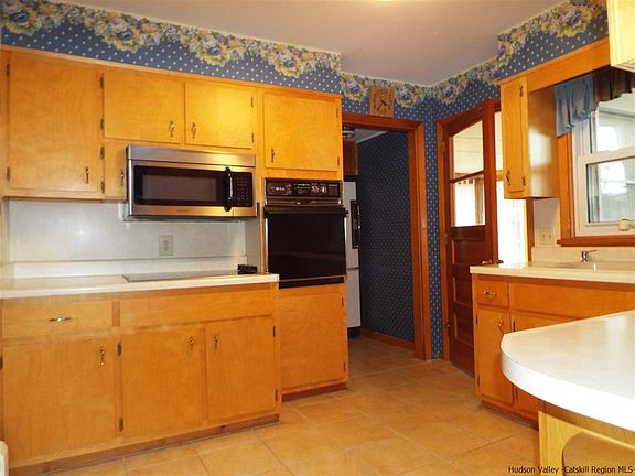3rd image of 8 Meadow Ct