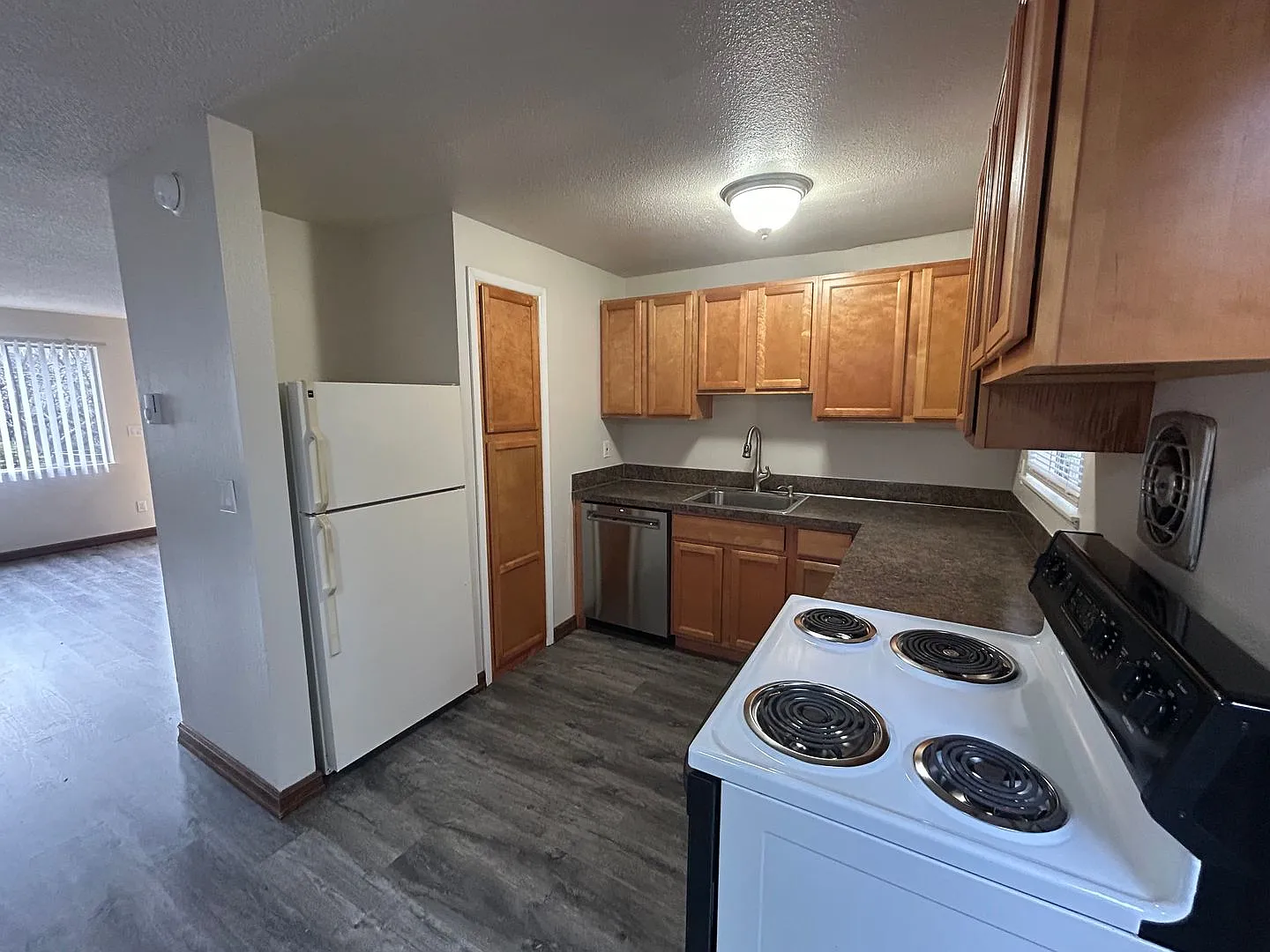 #374 Creekside Apartments — Photo 2
