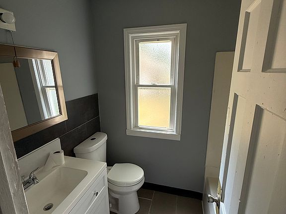 5th image of 606 Essex St