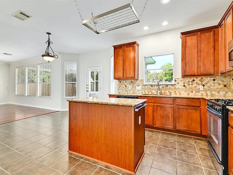 20308 Farm Pond Ln — Photo 7