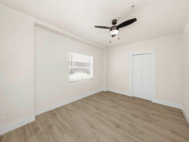 409 8th St N #1 — Photo 12