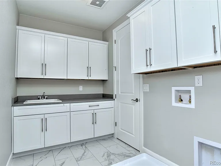 6040 S Olive Ct — Photo 16
