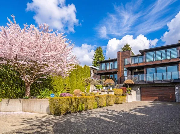 1068 Holdom Ave, Burnaby, BC V5B 3V6