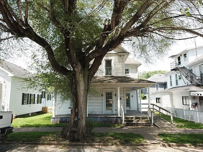 1007 Center St photo 1