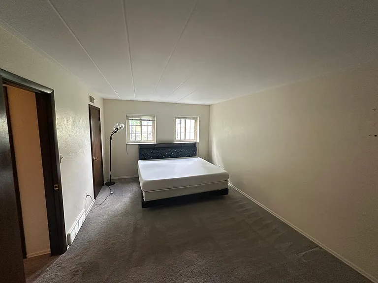 Large Bedroom. King Size bed. 3 Closets.