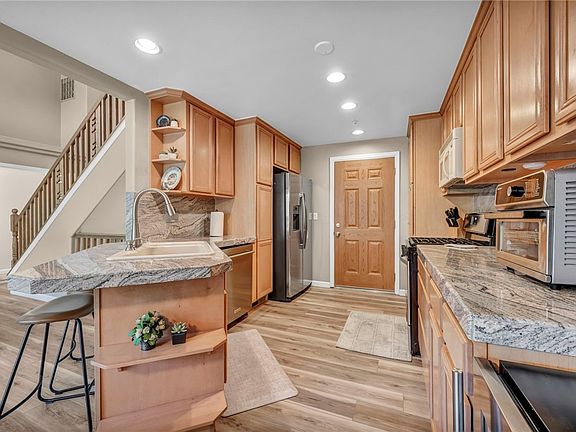 3rd image of 400 Fairview Blvd #215