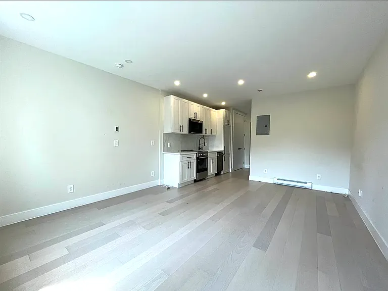 239 E 33rd St #3C — Photo 1