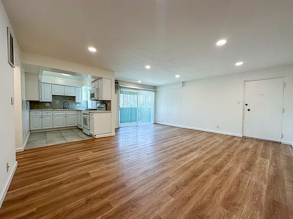 3rd image of 2255 Montrose Ave #3