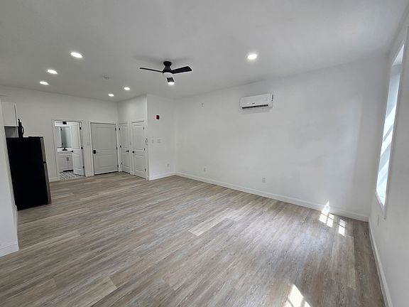 3rd image of 1521 Pine St APT 3F