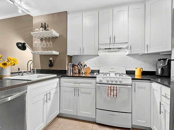 5th image of 303 W 80th St APT 2C