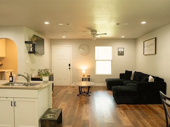 5th image of 315 W Oak St