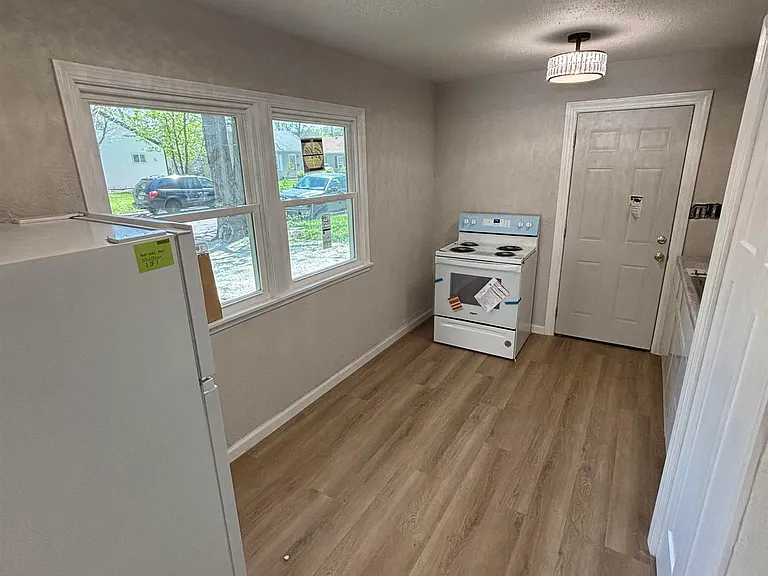 1703 N Valley Ave — Photo 65