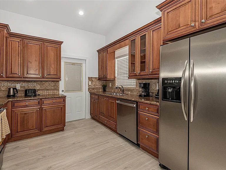 216 SE 9th St — Photo 19