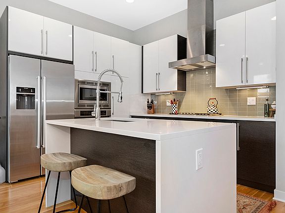 3rd image of 859 N Wood St #2