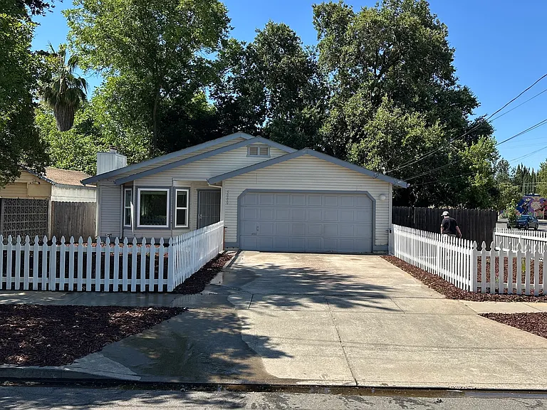 5000 San Francisco Blvd — Photo 1
