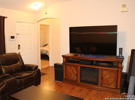 4th image of 5711 Midcrown Dr