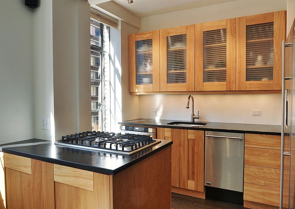 2nd image of 333 W 56th St APT 8A