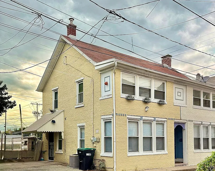 619 School St