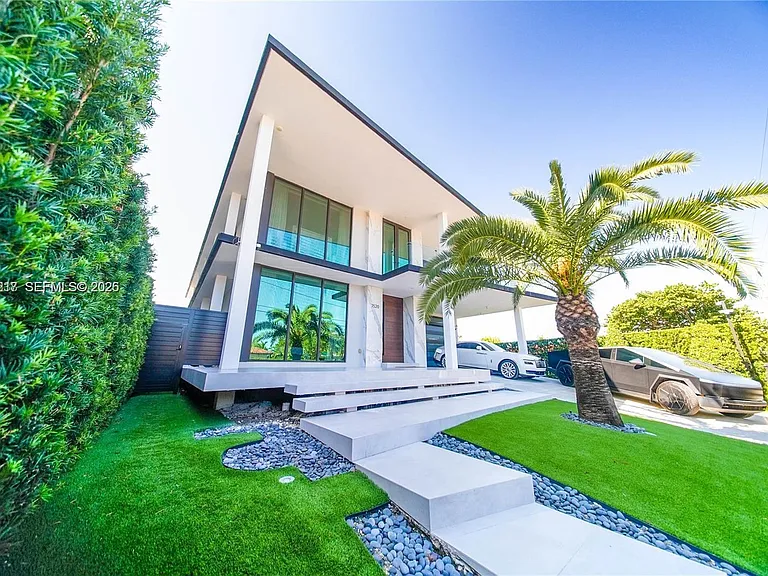 7520 W Treasure Dr — Photo 2