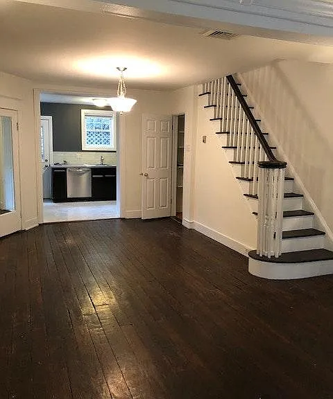 1018 Carpenter St — Photo 2