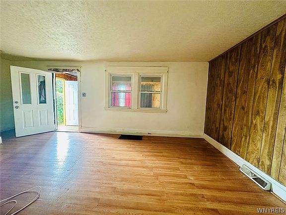 5th image of 129 Clarence Ave