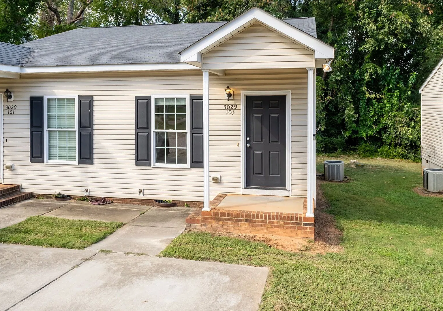 Nice 1 bed/1 bath duplex minutes from downtown Raleigh — Photo 1