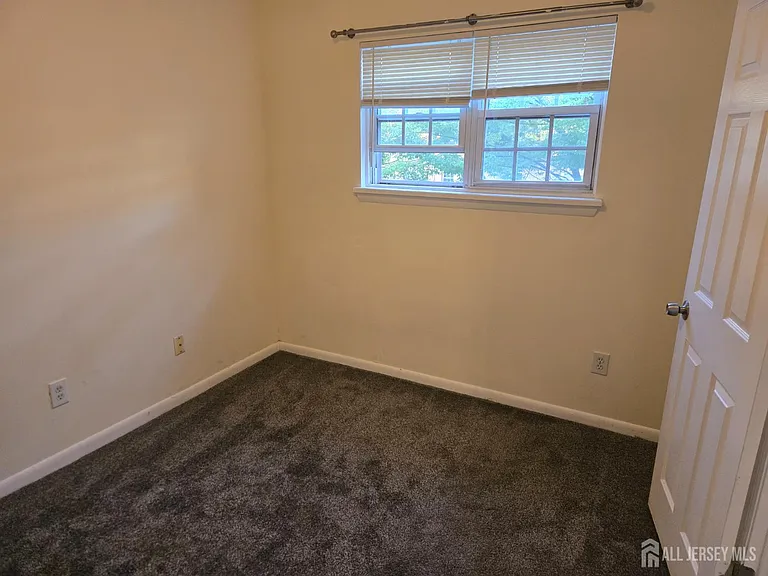 143 College Dr — Photo 9