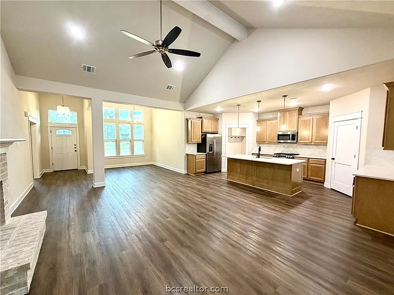 1206 Bridgewater Dr — Photo 2