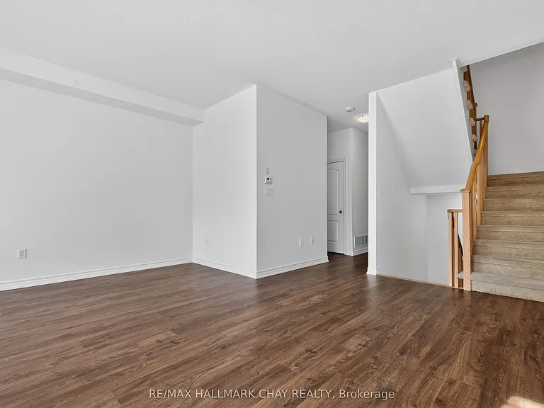38 Milson Cres — Photo 20