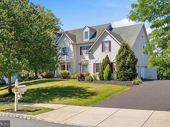 2nd image of 581 Hawthorne Ln