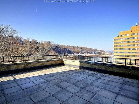 3rd image of 1108 Kanawha Blvd E APT 702