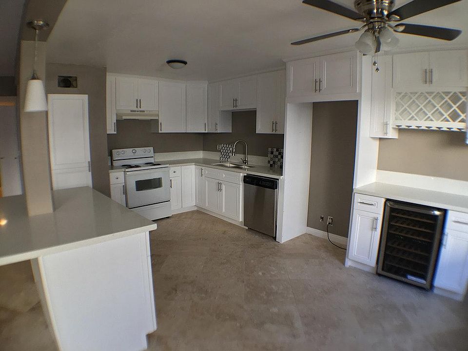 1st image of 18547 Collins St APT B5