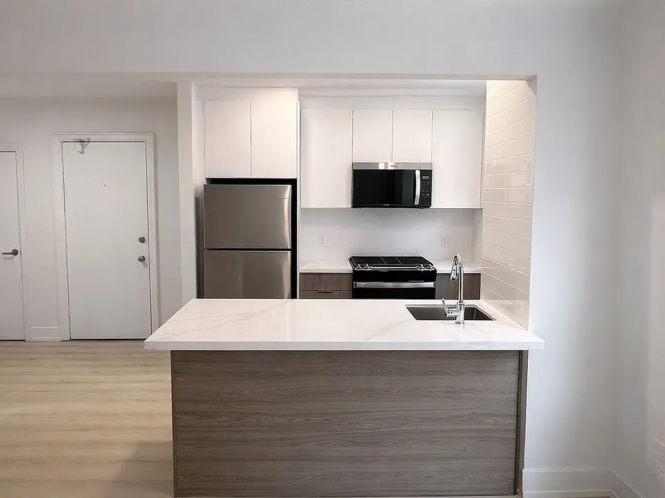 1024 King St E #3