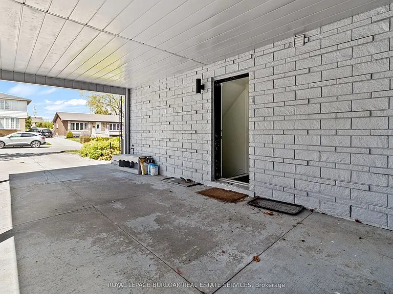 61 Goldfinch Rd #LOWER — Photo 4