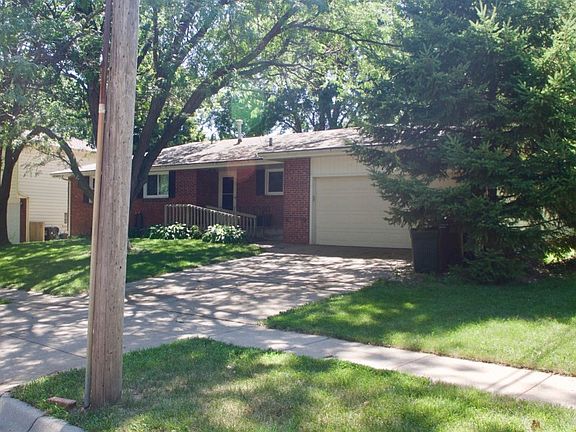3rd image of 725 Sierra Dr