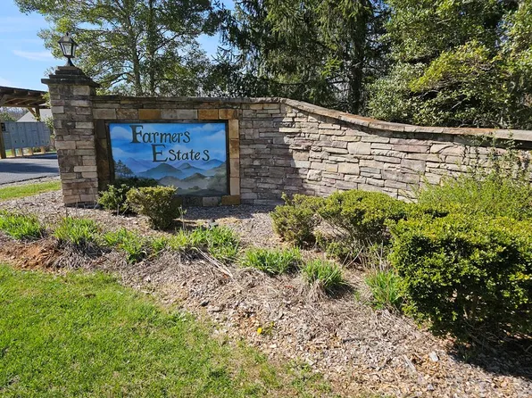 39 Farmer Cir, Mineral Bluff, GA 30559