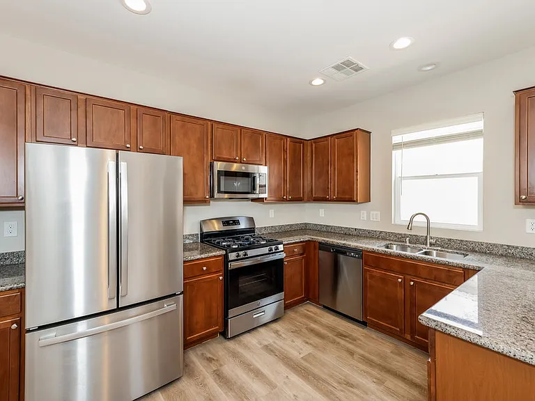 10215 Cougar Crossing St — Photo 8