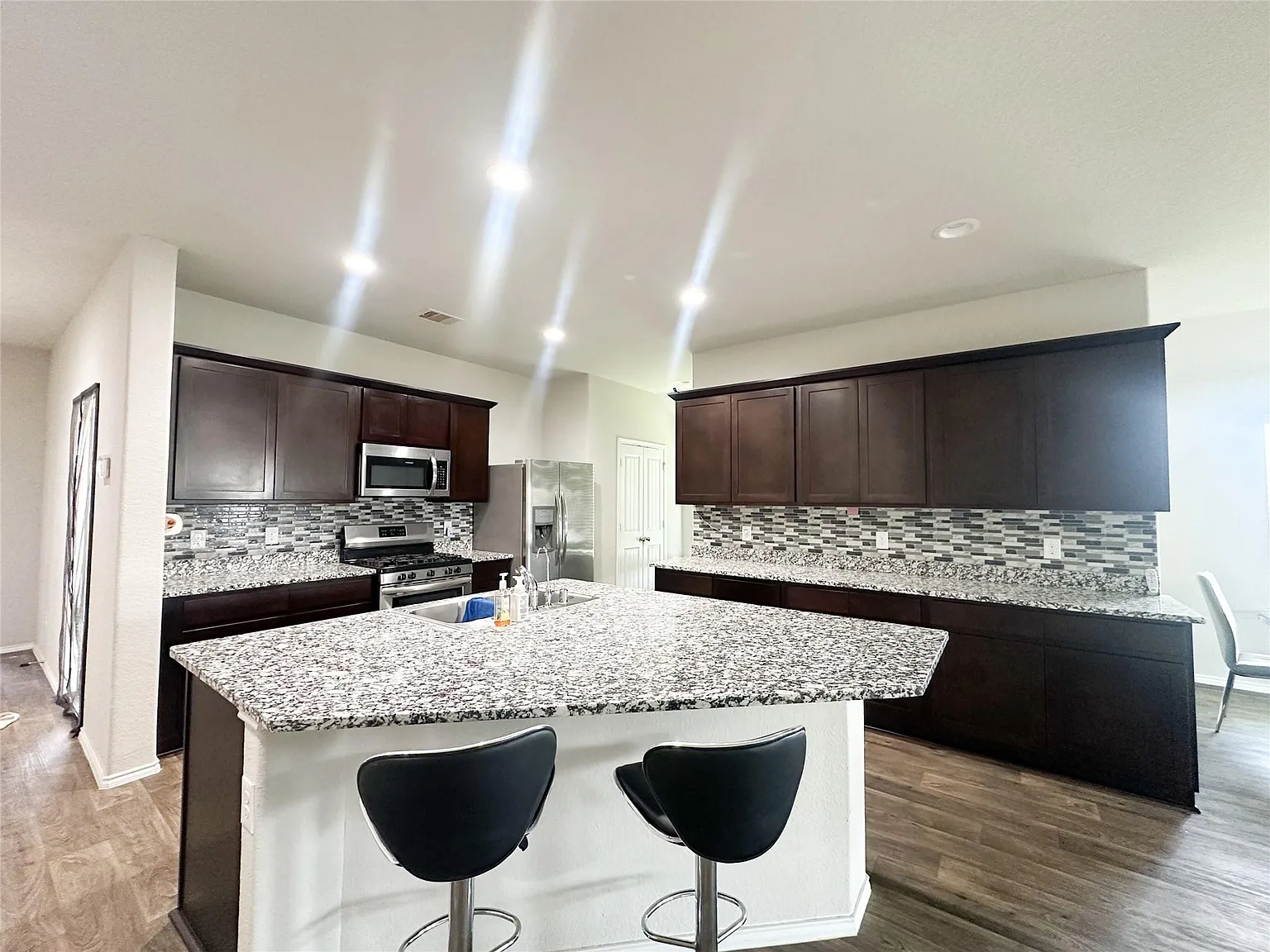 4 bed, 2.0 bath, 2098 sqft, $2,300 — Photo 3