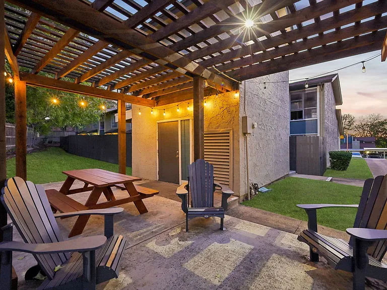 Hollyhills Apartments — Photo 17