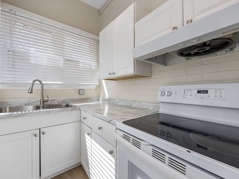 Thomas Logan Apartments — Photo 2