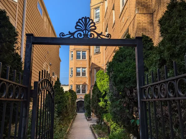 2842 N Whipple St APT 1B, Chicago, IL 60618