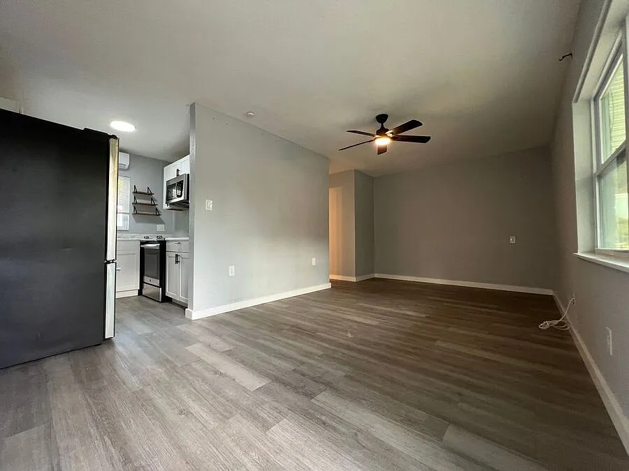 351 Avenue N NE, Unit 2 — Photo 2