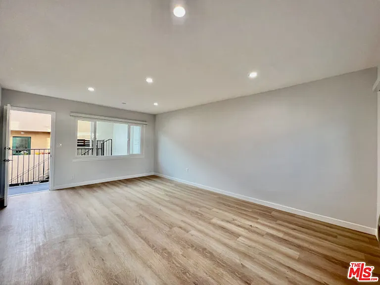 901 S Barrington Ave — Photo 22