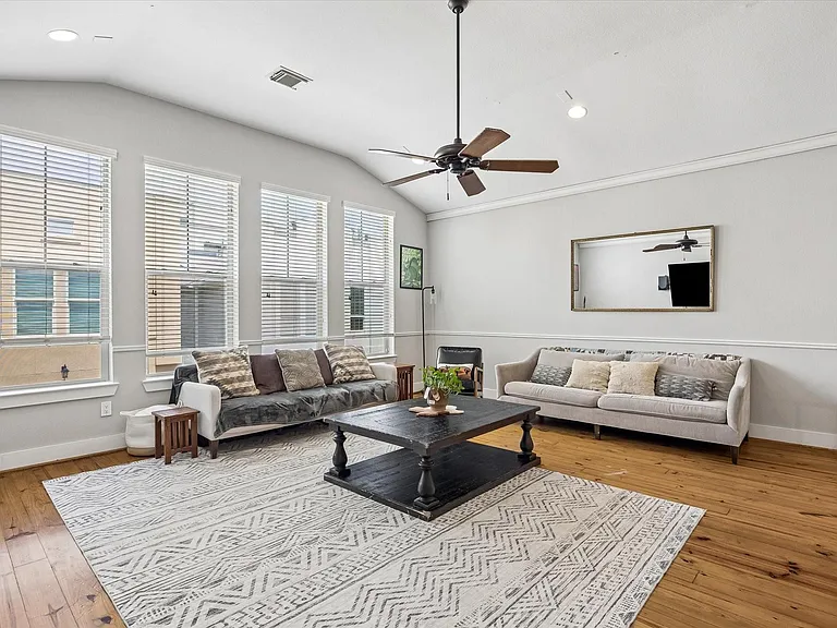 107 Riley Ln — Photo 4