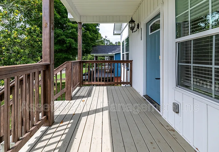 619 Midlake Dr NE — Photo 25