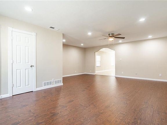 5th image of 408 E Fuller Dr