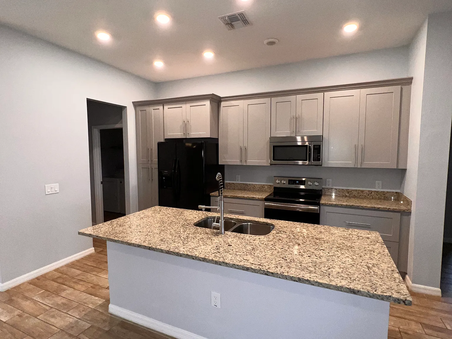 4 bed, 1928 sqft, $2,000 — Photo 4