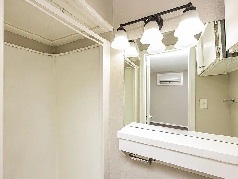 Monarch Court — Photo 15